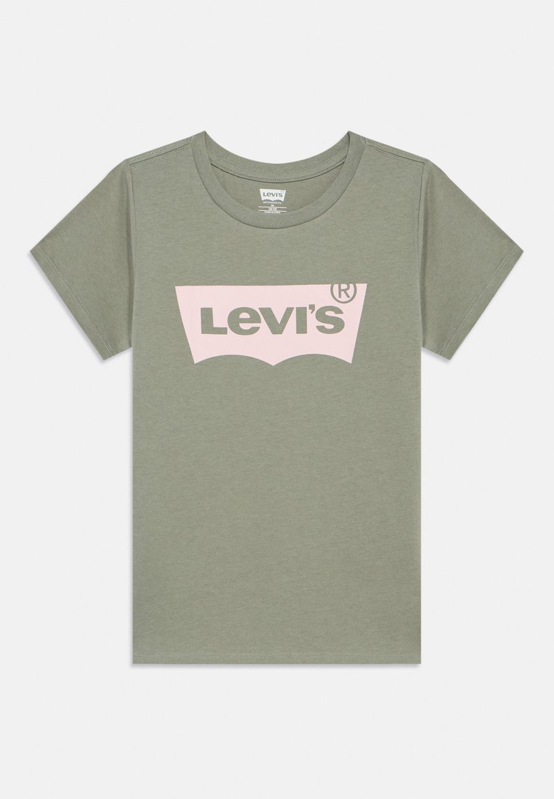 Ελαιόχρωμο βαμβακερό μπλουζάκι με μεγάλο ροζ λογότυπο Levi's σε χαρακτηριστικό καμπύλο σχέδιο. Κοντά μανίκια και στρογγυλή λαιμόκοψη.