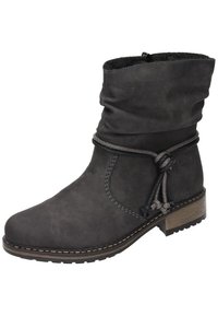 Bottines en suède gris avec un design fluide, cordon décoratif noué et talon en bois. Texture lisse et détails cousus le long de la semelle.