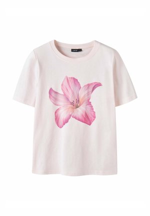 Jasnoróżowy T-shirt z krótkim rękawem z dużym, szczegółowym nadrukiem różowego kwiatu lilii na środku przodu.