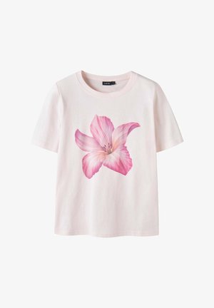 Svetlo roza kratka majica s kratkimi rokavi z veliko podrobno grafiko rožnatega lilijinega cvetja, ki je osredotočena na sprednji strani.