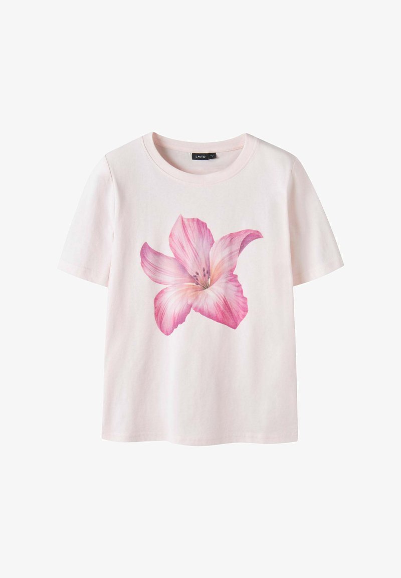 Ροζ ανοιχτόχρωμο κοντομάνικο μπλουζάκι με μεγάλο λεπτομερειακό γραφικό λουλούδι κρίνος στο κέντρο μπροστά.