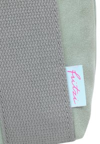 Tela tejida gris con un panel de ante verde suave. Presenta una etiqueta azul claro con letras rosas. Diseño compacto y estructurado.