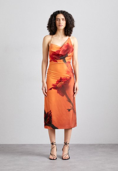 Rochie midi portocalie cu flori, cu bretele spaghetti ajustabile, având un material neted, o siluetă ajustată și un imprimeu floral vibrant.