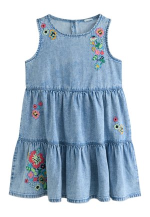 Vestido sin mangas de mezclilla azul claro con falda de volantes y bordado floral colorido en el pecho, la falda y el dobladillo.