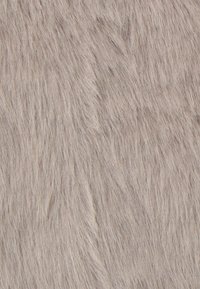 Pelo de animal suave y de un marrón grisáceo claro, con pelos finos y densos y una textura ligeramente ondulada.