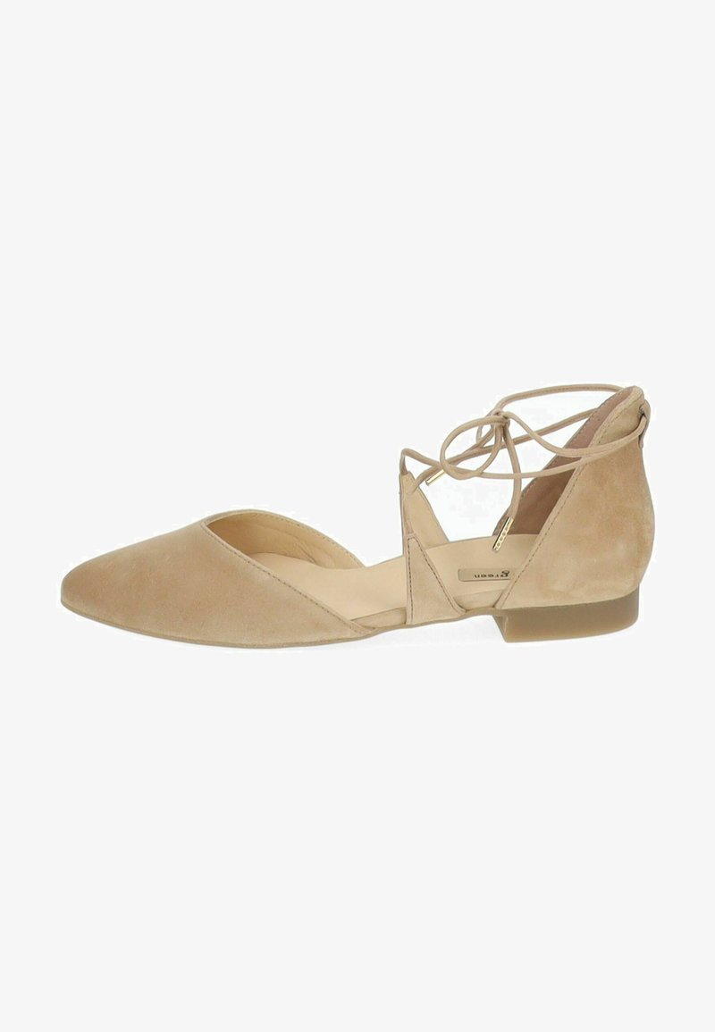 Ballerines en suède beige avec un bout pointu et des côtés ouverts. Dotées de liens à la cheville et d'un petit talon transparent. Détail de surface texturée.