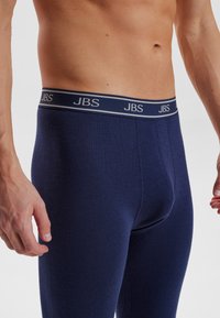 Navyblaue Unterhose aus weichem Stoff mit einem kontrastierenden grauen JBS-Logo-Bund, eng anliegendem Design und glatter Textur.