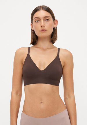 Brun, trådløs bralette med en dyb V-udskæring og justerbare stropper; lavet af glat, strækbart stof for komfort.