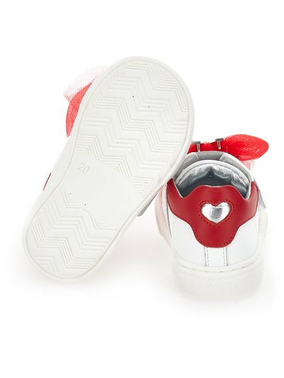 Hvite sneakers med røde detaljer, hjerteformet utsmykning på hælen, myk tekstur og gummisåle med fiskebensmønster.