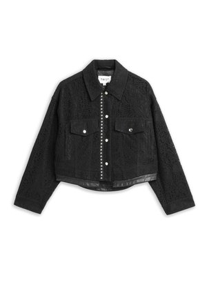 Veste longue à manches longues en dentelle noire avec col et boutons, deux poches à rabat à l'avant, clous métalliques le long de la ligne des boutons et bordure en cuir à l'ourlet.