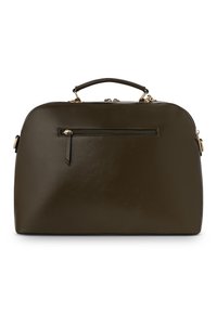 Brązowa skórzana torebka o strukturalnym designie, z górnym uchwytem, złotymi akcesoriami i przednią kieszenią na zamek. Gładka faktura z zaokrąglonymi krawędziami.