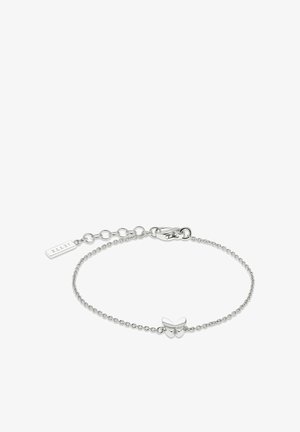 Bracelet en chaîne en argent avec un charme en forme de papillon, design à maillons fins et fermoir réglable. Comprend une petite étiquette avec un gravage de la marque.