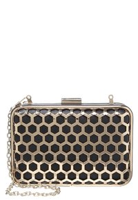 Černé psaníčko se šestiúhelníkovým vzorem z umělého materiálu, s kovovým rámem ve zlaté barvě a řetízkovým páskem pro nošení.