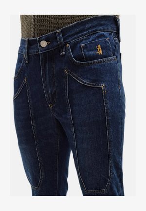 Jeans in denim blu scuro con un design slim fit, cuciture gialle a contrasto e un piccolo logo dettagliato sulla tasca anteriore.