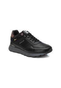 Scarpa sportiva nera realizzata in pelle e suede, con lacci tondi, suola ammortizzata e dettagli del logo in colori a contrasto.