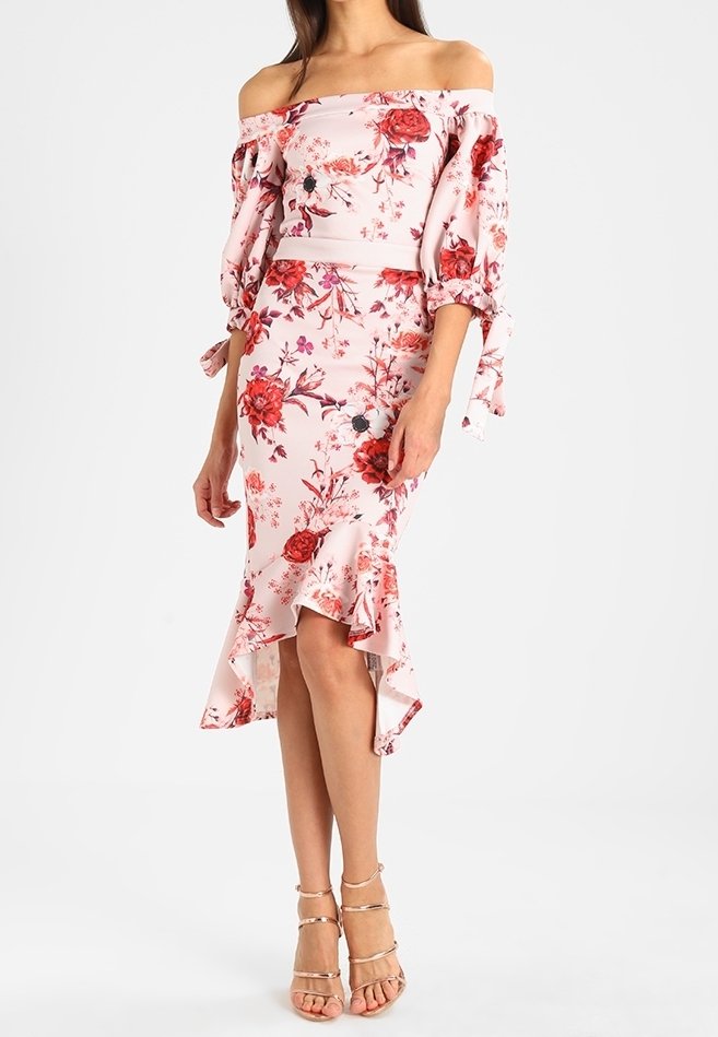 Kwiatowa sukienka bez ramiączek w jasnoróżowym kolorze, z falbanami na rękawach i dopasowanym krojem, z asymetrycznym dołem i nadrukiem róż.