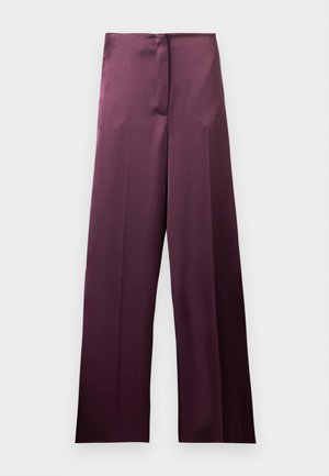 Hoch taillierte, weit geschnittene Hose in tiefem Burgunderrot mit glattem Finish und verdecktem Frontverschluss, flach auf weißem Hintergrund präsentiert.