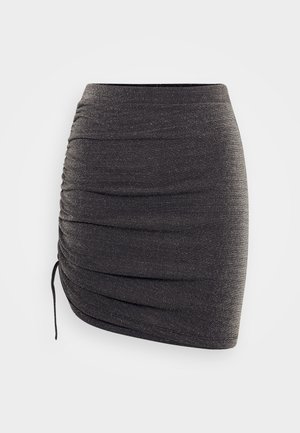 Mustat minihameet, jotka on valmistettu pehmeästä, joustavasta materiaalista, jossa on hienovarainen hohde. Siinä on ryppytys yksityiskohtia ja nauhakuja toisella puolella.