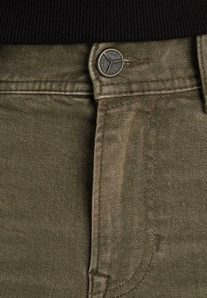 Jeans in denim verde oliva con una finitura testurizzata, caratterizzati da un bottone argentato e cuciture a contrasto lungo la vita e l'area delle tasche.