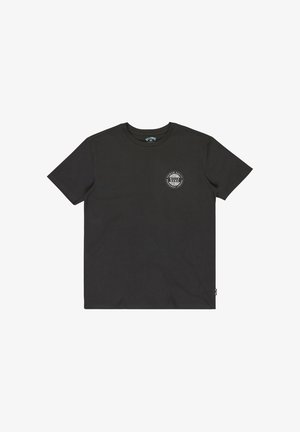 T-shirt in cotone nero con scollatura a girocollo, caratterizzato da un logo circolare stampato sulla parte sinistra del petto. Maniche corte, vestibilità standard.