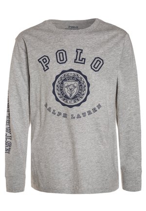 Lysegrå langærmet skjorte med navyblå "POLO Ralph Lauren" tekst og emblem med en bjørn og nummer 67 foran.