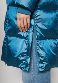 Mos Mosh JACKET - Páperový kabát - bluesteel