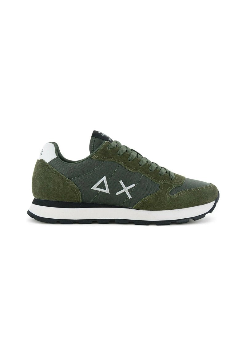 Scarpe sportive verdi realizzate in suede e tessuto, con una soletta bianca, suola nera e logo geometrico sul lato.