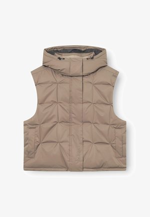 Bezsűrű ujjatlan puffervest kapucnival, steppelt dizájnnal, oldalsó zsebekkel és kontrasztos színű logóval az elején.