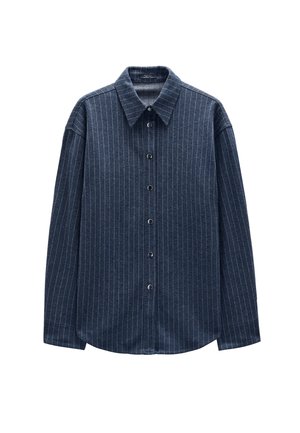 Ciemnoniebieska koszula z długim rękawem, zapinana na guziki, z pionowymi białymi paskami, kołnierzykiem i lekko zaokrąglonym dołem.