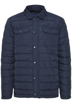 Marineblauwe gewatteerde pufferjack met een kraag, drukknoopsluiting, twee borstzakken en horizontale stiksels voor warmte en textuur.