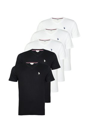Cinco camisetas de cuello en V con mangas cortas, tres blancas y dos negras, cada una con un pequeño logo bordado de un jugador de polo en el pecho.