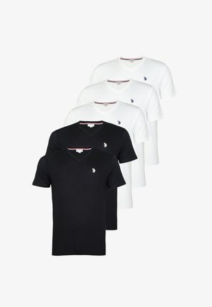 Cinq T-shirts à col en V avec manches courtes, trois blancs et deux noirs, chacun doté d'un petit logo brodé de joueur de polo sur la poitrine.