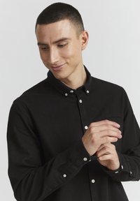 Solid SDALLAN LINEN MIX - Vapaa-ajan kauluspaita - true black
