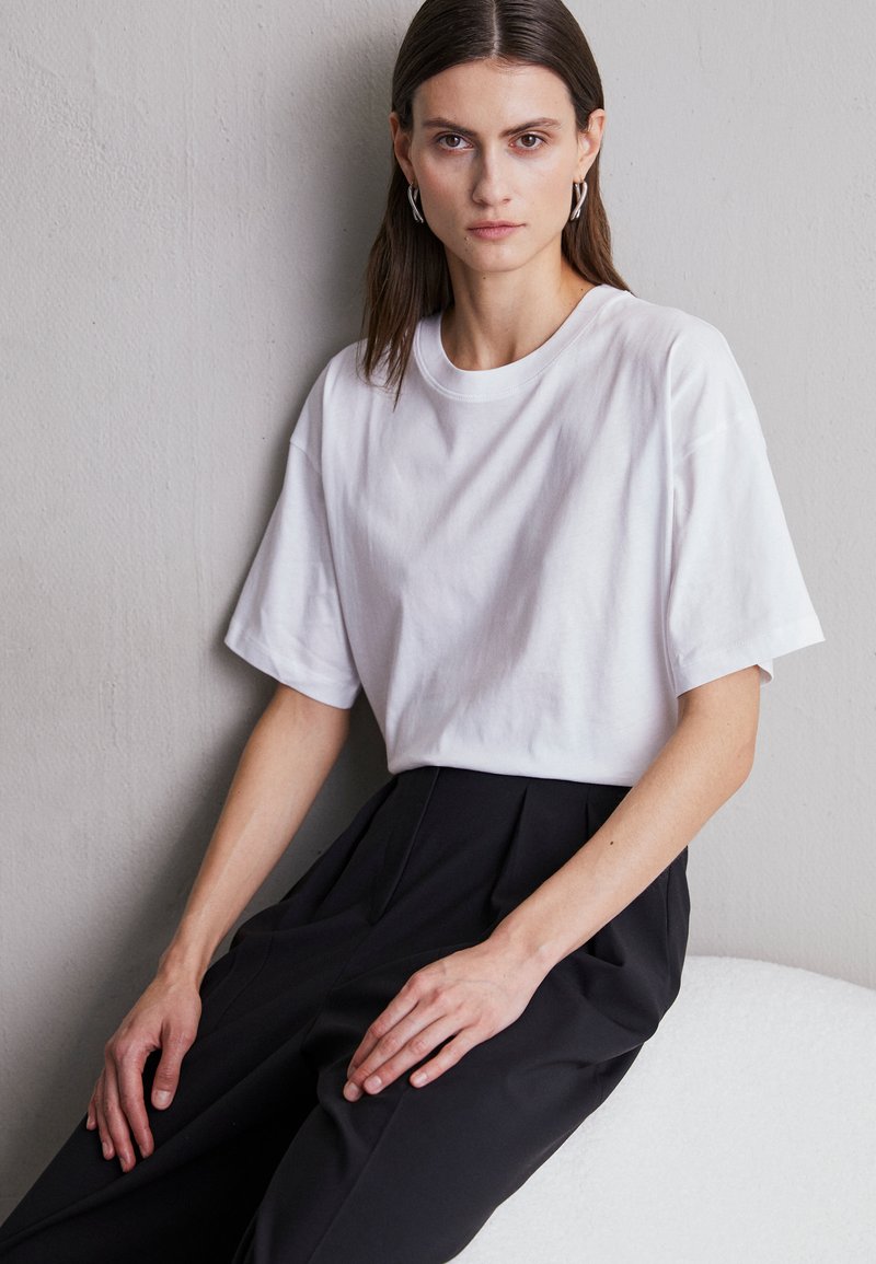 Filippa K - LOOSE FIT TEE - Jednoduché tričko - white, Zvětšit