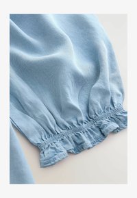 Kijelölve, bleach blue