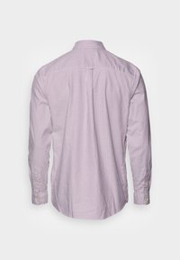 Camicia a maniche lunghe con bottoni, a strisce verticali rosa e bianche, vista da dietro su uno sfondo bianco.