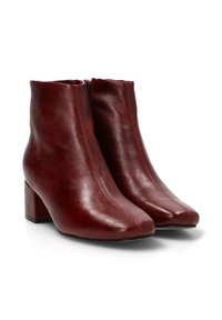Botas de tobillo de cuero burdeos con punta cuadrada, cremallera lateral y tacón cuadrado. Textura suave, detalle de costura mínima, diseño moderno.