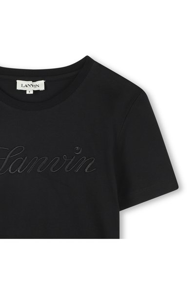 Juodas medvilnės marškinėlis su apvaliame kakle ir trumpomis rankovėmis. Siuvinėtas toniniu dizainu "Lanvin" logotipas krūtinėje.