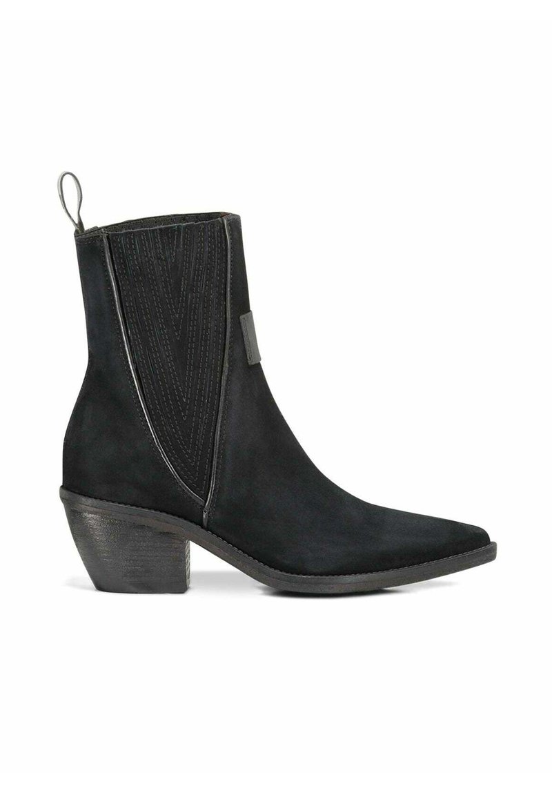 Zwarte suède enkellaars met spitse neus, voorzien van verticale stiksels en een korte, stevige hak. Lussen voor gemakkelijk aan- en uittrekken.