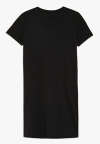 Černé bavlněné tričkové šaty s krátkými rukávy, kulatým výstřihem a rovný střihem. Bez viditelných vzorů nebo ozdob.