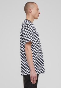 Urban Classics CHECK - Nyomott mintás póló - blackcheck