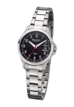 Montre en acier inoxydable avec un cadran noir, des index heures argentés, une touche de rouge et une fonction date. Terminée par un bracelet en métal.