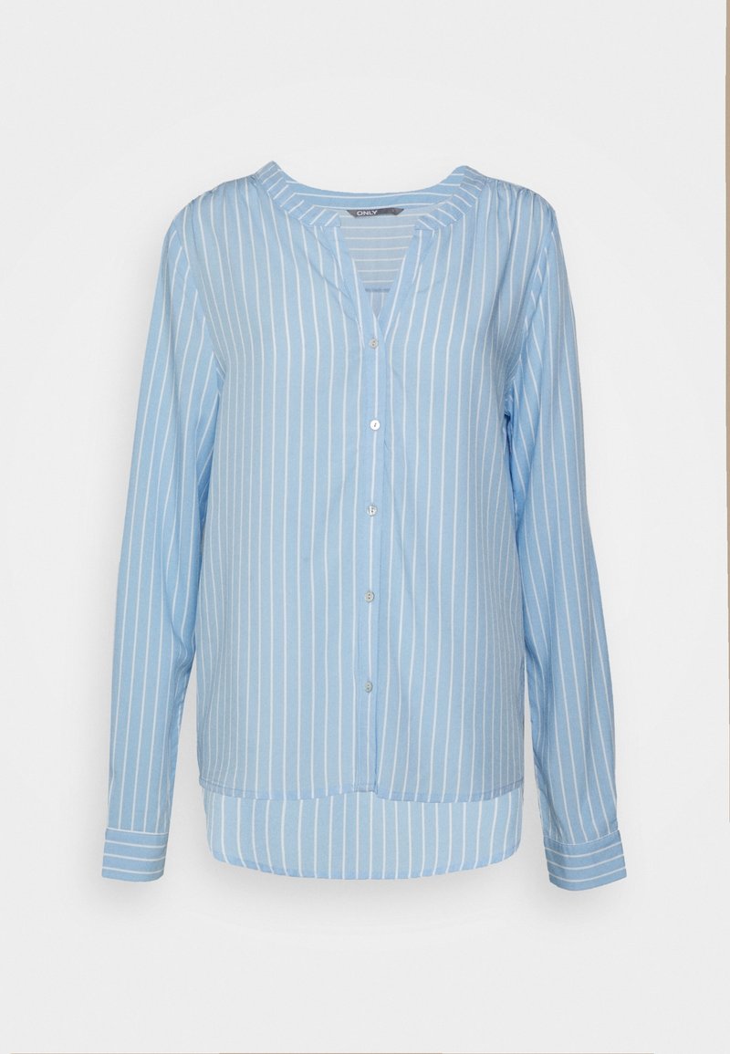 Blouse bleu clair à manches longues avec des rayures verticales blanches, boutonnée sur le devant et col rond sans col.