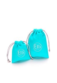 To turquoise snoreposer lavet af blødt materiale, med sølvfarvede detaljer og den trykte tekst "Elli We Love Jewels."