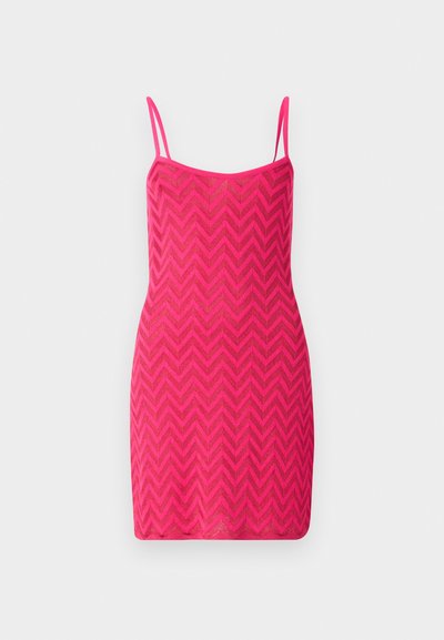 Abito mini senza maniche di colore rosa con un motivo a zigzag, caratterizzato da spalline sottili e un design aderente. Realizzato in materiale leggero e texturizzato.
