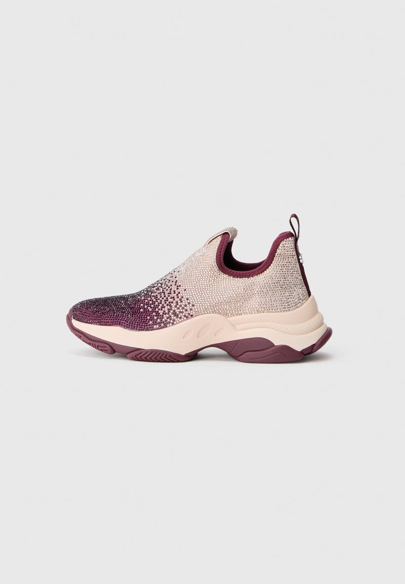 Instappers met een gradient design in tinten roze en bordeaux, een gestructureerd breisel bovenwerk en een stevige zool met grippatronen.