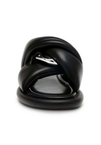 Svarta lädersandaler med knuten remdesign och en slät, rundad sula. Har en elegant metallisk detalj på remmen.