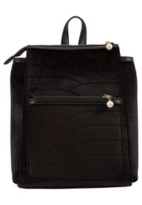 Czarny plecak z weluru, z pikowanym wzorem, z górnym zamkiem błyskawicznym, przednią kieszenią oraz suwakiem ozdobionym perłą.