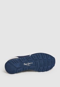 Námornícke tenisky s textúrovanou gumovou podrážkou, s kontrastným šedým akcentom a logom "Pepe Jeans London" v bielej farbe na boku.