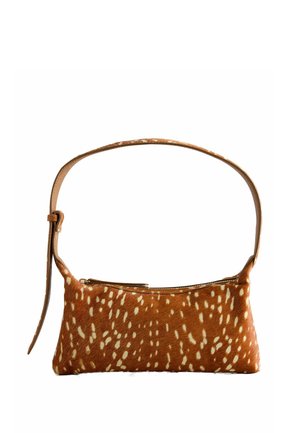 Kleine braune Handtasche mit weißem Punktemuster, langem verstellbarem Riemen und Reißverschluss an der Oberseite vor weißem Hintergrund.